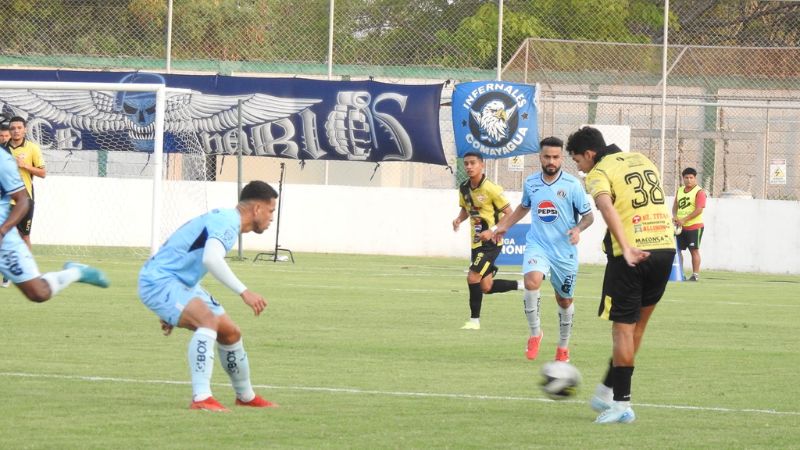 El comayagüense, Marco Morales, remata ante la marca de Marcelo Santos.