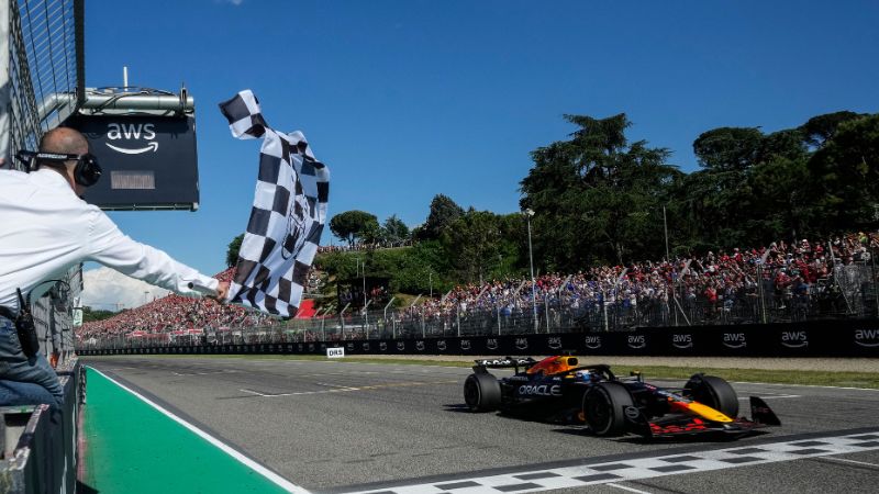 El piloto holandés de Red Bull Racing, Max Verstappen, cruza la línea de meta durante el Gran Premio de Fórmula 1 de Emilia Romagna 2025 en el autódromo de Imola.