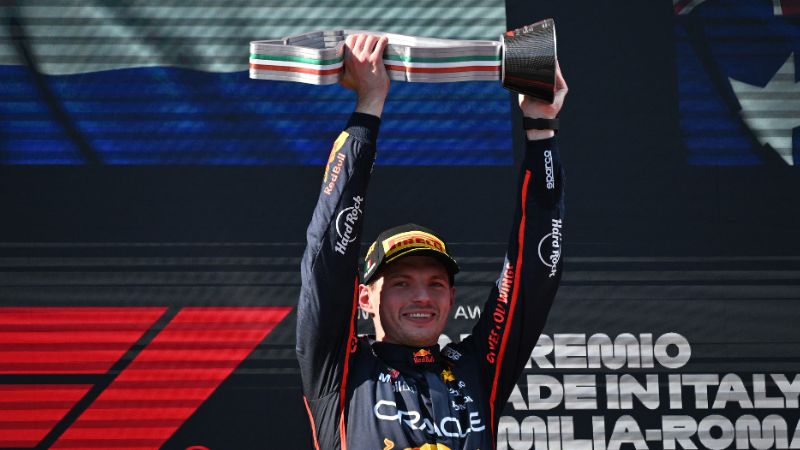 El piloto holandés de Red Bull Racing, Max Verstappen, celebra con el trofeo en el podio tras ganar el Gran Premio de Fórmula 1 de Emilia Romagna 2025 en el autódromo de Imola.