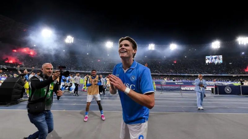 El mediocampista Scott McTominey fue una de las figuras del Napoli en esta campaña.