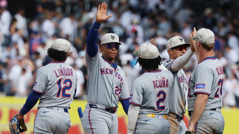 Juan Soto de los Mets de Nueva York y su equipo celebran una victoria de 3-2 contra los Yankees de Nueva York.