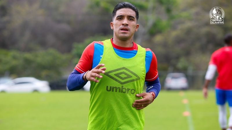 El delantero de Olimpia, Michaell Chirinos, dice que tienen bien estudiado al Victoria.