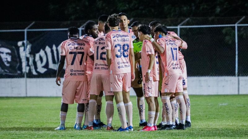 Los azules tuvieron que jugar con el tercer uniforme, el sábado contra Victoria en Olanchito.