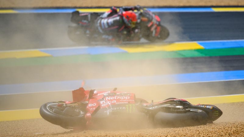 El piloto italiano de MotoGP, Francesco Bagnaia, del equipo Ducati Lenovo, se accidentó durante la carrera sprint de Francia de MotoGP en el circuito de Le Mans .