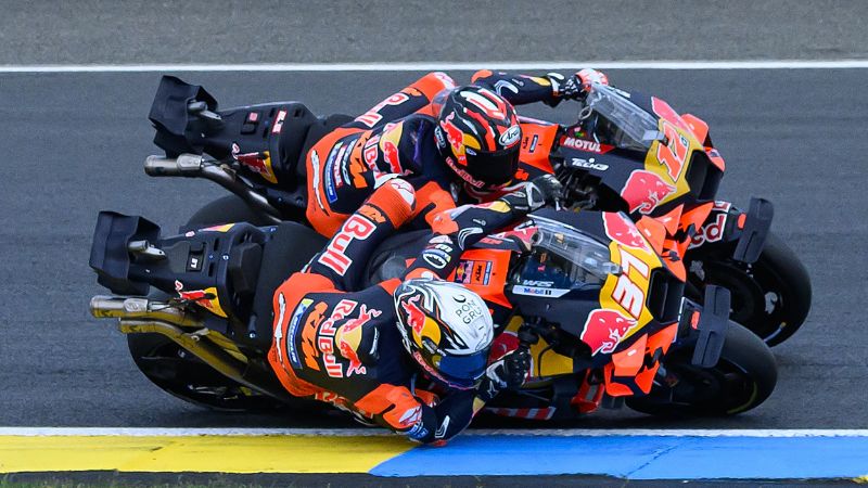 El piloto español de MotoGP del equipo Red Bull KTM Tech3, Maverick Viñales, corre junto al español Red Bull KTM Factory Racing, Pedro Acosta.