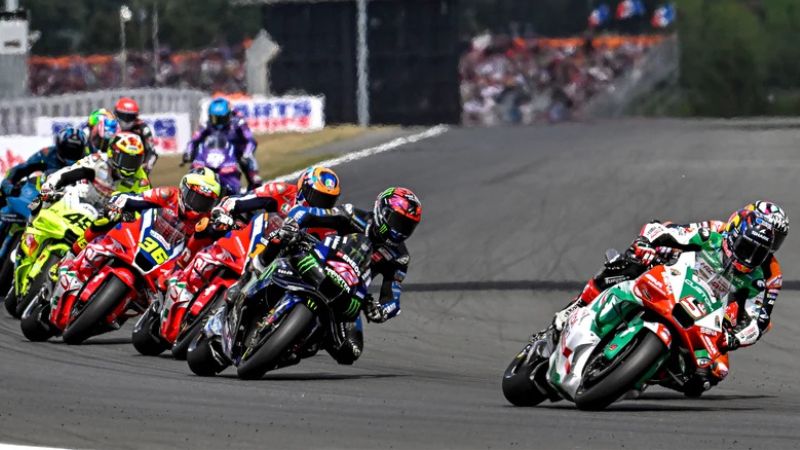 El italiano Marco Bezzecchi (Aprilia) ganó el Gran Premio de Gran Bretaña de MotoGP.