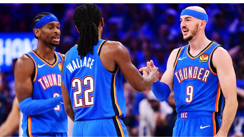 Alex Caruso, Cason Wallace y Shai Gilgeous-Alexander del Oklahoma City Thunder reaccionan durante el último cuarto contra los Denver Nuggets.