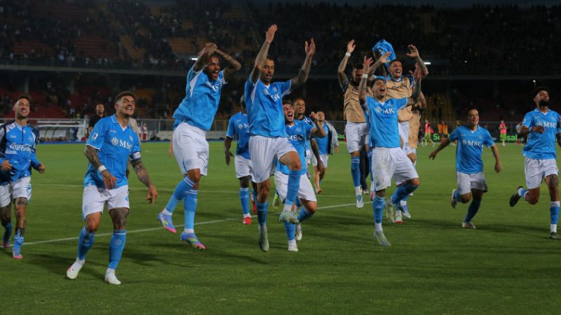 Los jugadores del Nápoles celebran tras ganar el partido de la Serie A italiana ante Lecce.