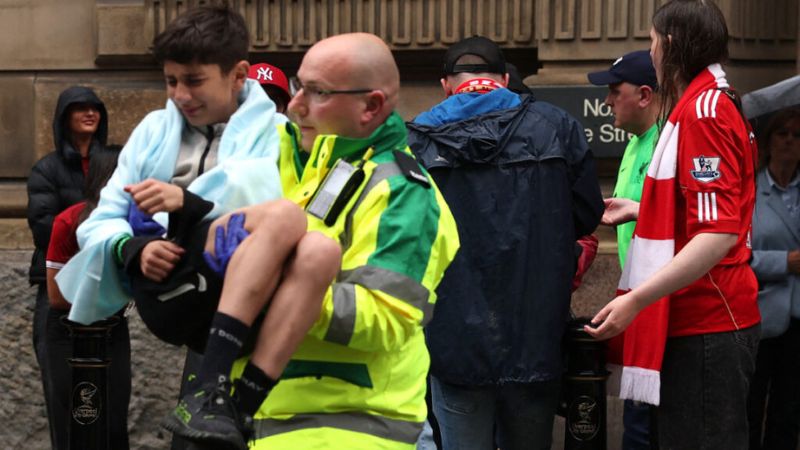 Entre los atropellados en la celebración del Liverpool aparecen niños, jóvenes y adultos.