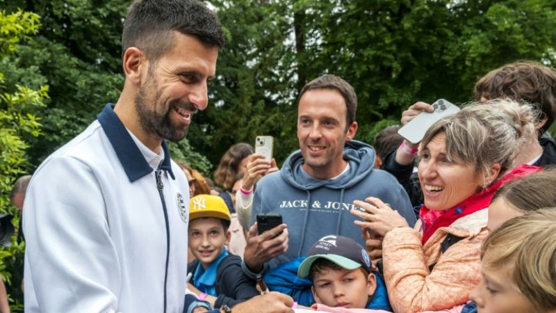Novak Djokovic comparte con sus fans previo al torneo de Roland Garros.