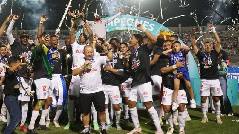 Los olimpistas levantan la Copa 39 en la Liga Nacional.