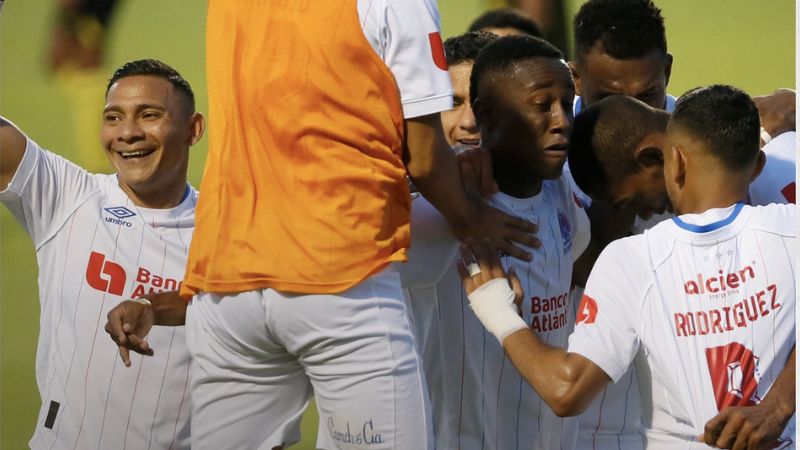 Los jugadores de Olimpia celebran el triunfo sobre Real España y la Copa 39.