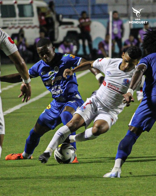 El ceibeño Wisdom Quayé marca a presión al delantero de Olimpia, José Mario Pinto.