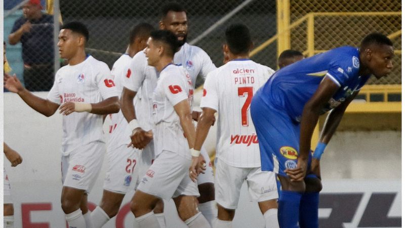 Los jugadores de Olimpia celebran luego del triunfo sobre Victoria en la ida de la semifinal del torneo de Clausura.