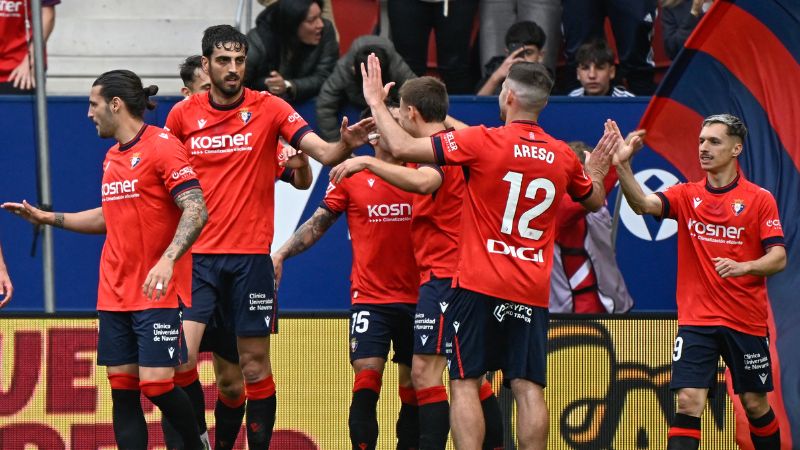 El defensa español de Osasuna, Alejandro Catena, celebra el primer gol sobre el Atlético de Madrid.