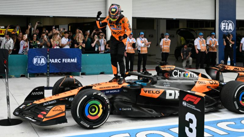 El piloto australiano de McLaren, Oscar Piastri, celebra tras ganar el Gran Premio de Fórmula Uno de Miami.