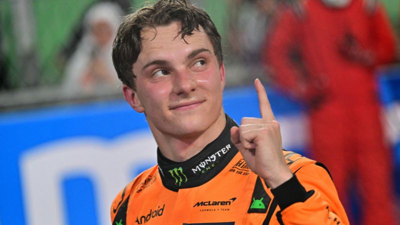 El piloto australiano de McLaren, Oscar Piastri, celebra su victoria en el Gran Premio de Fórmula Uno de Arabia Saudita.