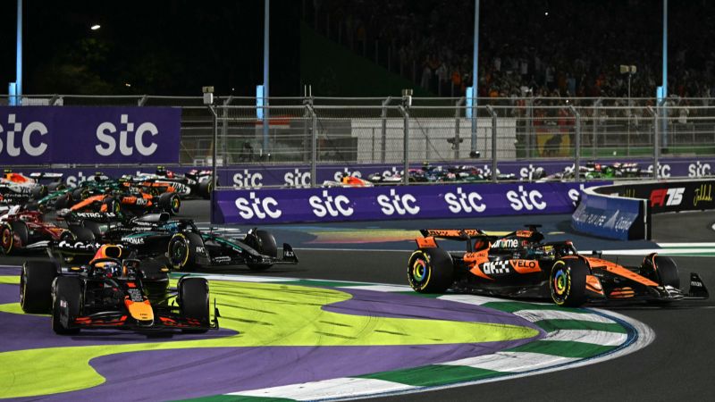 El piloto holandés de Red Bull Racing, Max Verstappen, y australiano de McLaren, Oscar Piastri, compiten durante el Gran Premio de Fórmula 1 de Arabia Saudita.