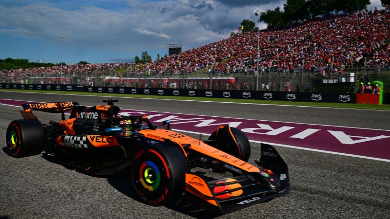 El piloto australiano de McLaren, Oscar Piastri, compite durante una sesión de clasificación para el Gran Premio de Fórmula 1 de Emilia Romagna 2025 en el autódromo de Imola.