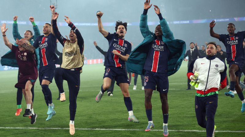 Los jugadores del PSG celebran su victoria al final del partido de vuelta de las semifinales de la UEFA Champions League contra el Arsenal.