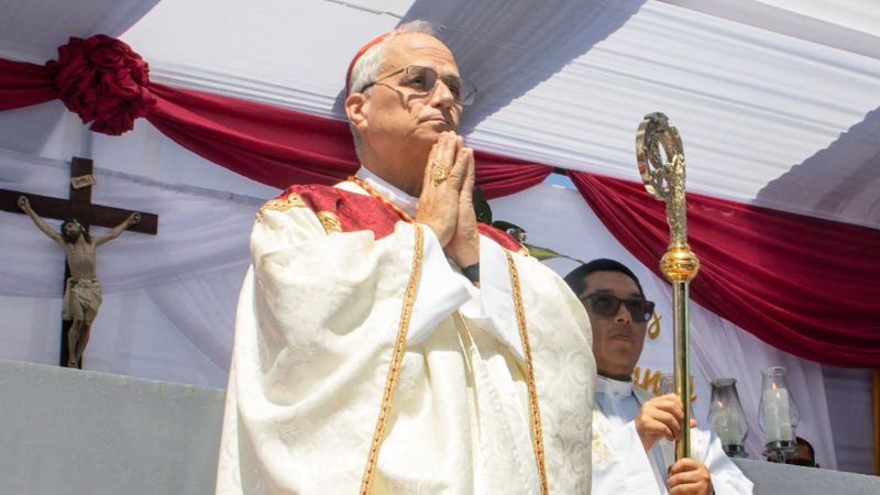 Esta fotografía, publicada el 8 de mayo de 2025 por la agencia de noticias peruana Andina, muestra al entonces obispo Robert Francis Prevost durante una visita a Chulucanas, Perú, en 2024.