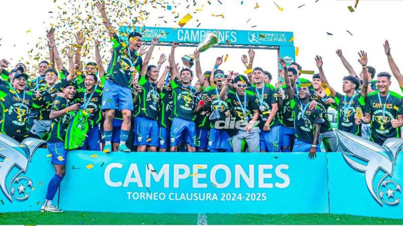 Los jugadores de Potros de Olancho FC celebran la obtención del título del torneo de reservas, luego de vencer a Marathón en la final.