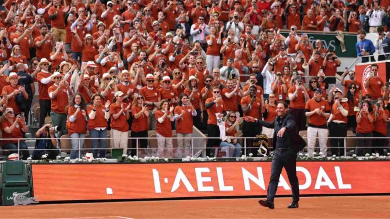 Rafael Nadal es ovacionado al inicio del torneo de Roland Garros.