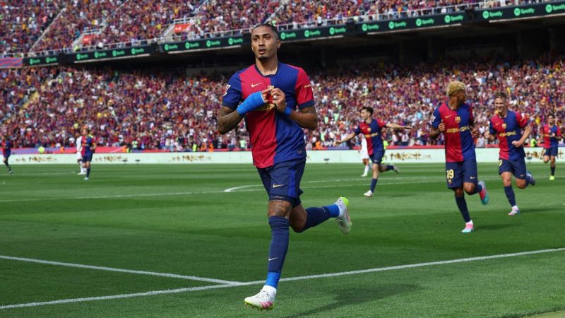 El brasileño Raphinha prolongó su contrato hasta 2028 con el Barcelona.