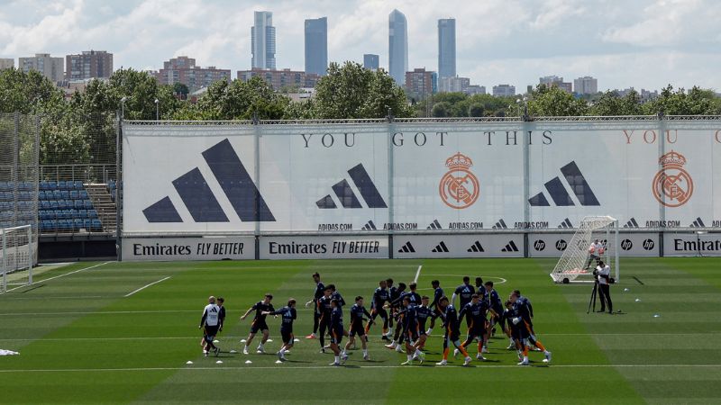Los jugadores del Real Madrid asisten a un entrenamiento en la víspera del clásico frente al Barcelona.