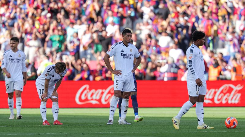 El centrocampista del Real Madrid, Jude Bellingham, y sus compañeros lucen abatidos por haber perdido el clásico contra Barcelona.