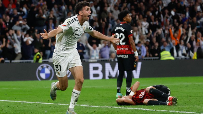 El defensa español del Real Madrid, Jacobo Ramón, celebra el segundo gol de su equipo frente al RCD Mallorca.