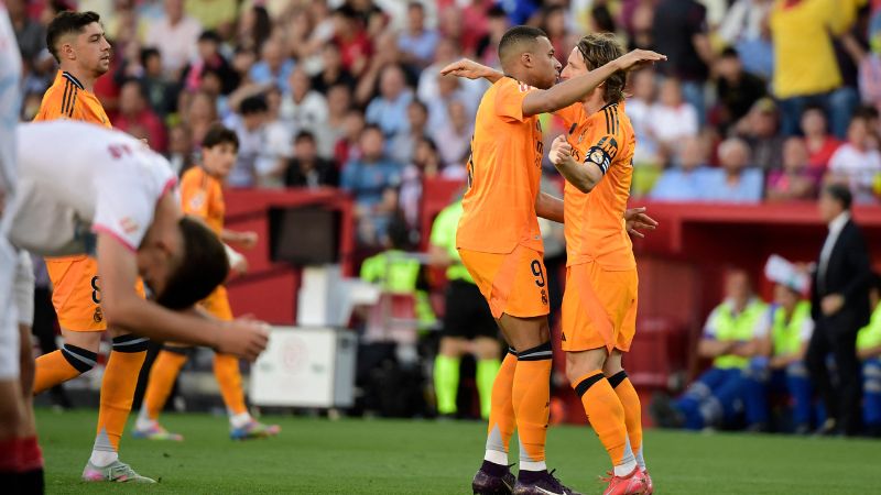 El delantero francés del Real Madrid, Kylian Mbappé, celebra con el centrocampista croata, Luka Modric, tras marcar el primer gol contra el Sevilla FC.