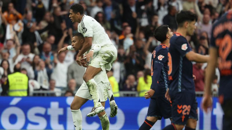 El delantero francés del Real Madrid, Kylian Mbappé, celebra el segundo gol de su equipo con el centrocampista inglés, Jude Bellingham, durante el partido contra el RC Celta de Vigo.