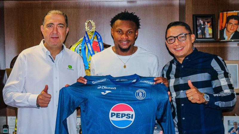 Ricky Zapata firmó en presencia del presidente, Pedro Atala, y el director deportivo, Emilio Izaguirre.