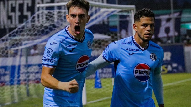 Rodrigo Auzmendi celebra con su compañero y capitán, Marcelo Santos.