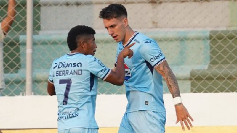Rodrigo Auzmendi es felicitado por su compañero, Jorge Serrano.