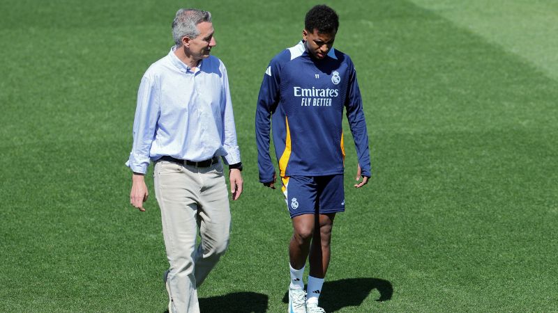 El delantero brasileño del Real Madrid, Rodrygo, abandona el entrenamiento en la Ciudad Deportiva Universitaria de Valdebebas antes del partido de Liga contra el Mallorca.