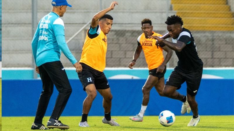 La Selección Nacional entrena en el estadio "Chelato Uclés".