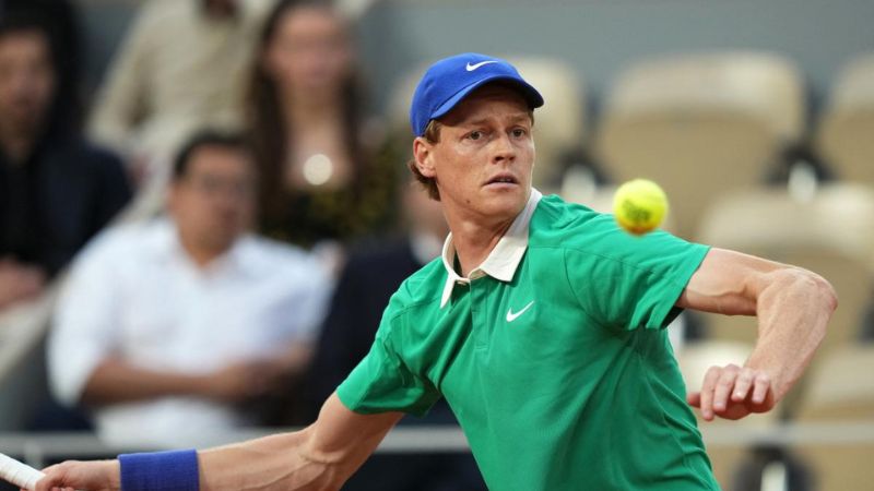 Jannik Sinner derrotó en segunda ronda de Roland Garros al francés Richard Gasquet.