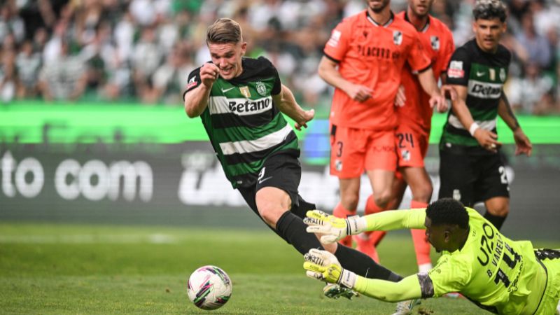 El delantero sueco del Sporting de Lisboa, Viktor Gyokeres, anota el segundo gol de su equipo sobre el Vitoria Guimaraes SC.