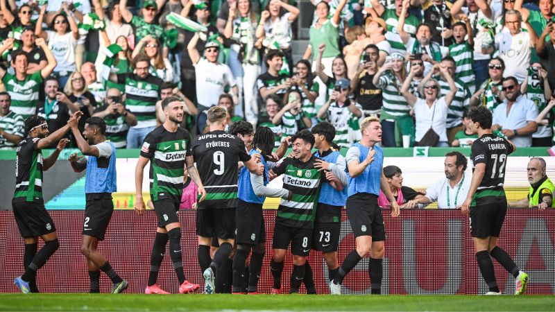 El delantero portugués del Sporting de Lisboa, Pedro Gonçalves, celebra marcar uno de los goles de su equipo sobre el Vitoria Guimaraes SC.