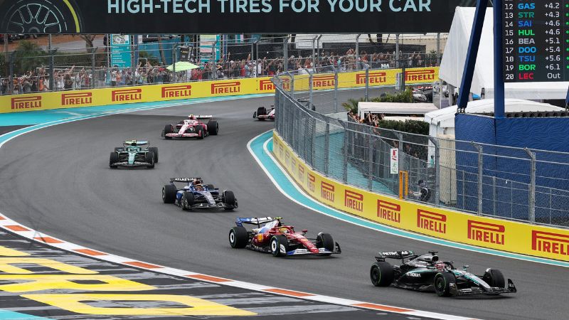 El piloto británico de Mercedes, George Russell, es seguido por su compatriota de Ferrari, Lewis Hamilton.