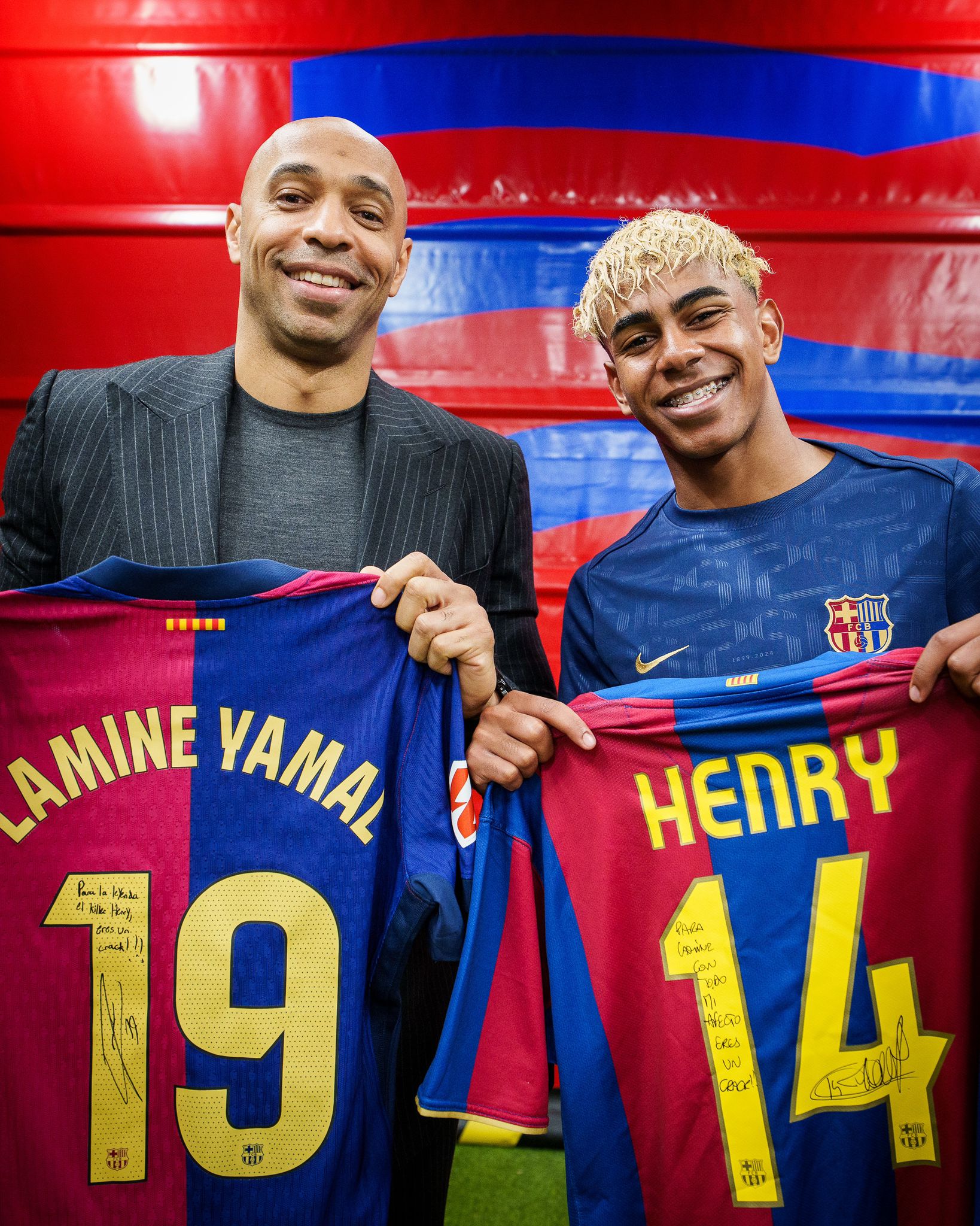Tierry Henry y Lamine Yamal intercambian camisa después del clásico español entre Barcelona y Real Madrid.