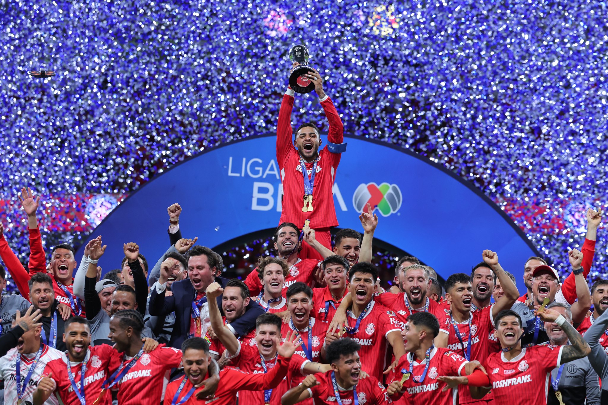 Alexis Vega levanta la Copa de campeón para el Toluca en el fútbol mexicano.