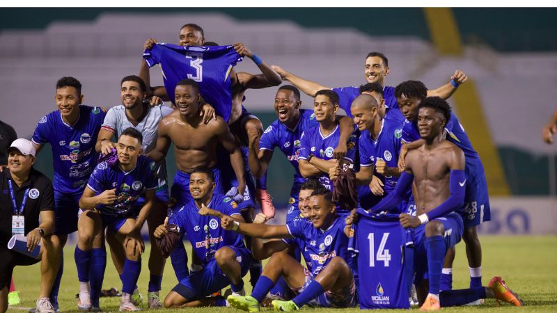 Los jugadores del Victoria están felices por haber dejado tendido a Marathón en el estadio Olímpico.