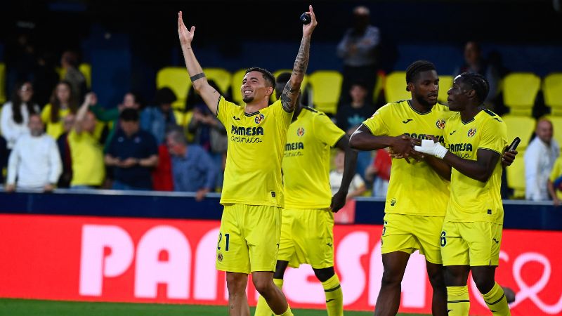 El delantero español del Villarreal, Yeremi Pino, y sus compañeros celebran la victoria sobre el Club Deportivo Leganés SAD.