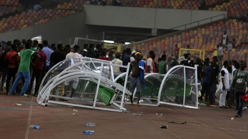 Vincent Temitope, atacante del club de fútbol nigeriano Plateau United, resultó agredido por aficionados.