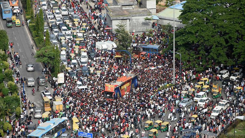 Los aficionados llenaron las calles de Bengaluru para celebrar la victoria del Royal Challengers Bengaluru en la final de críquet Twenty20 de la Indian Premier League (IPL).