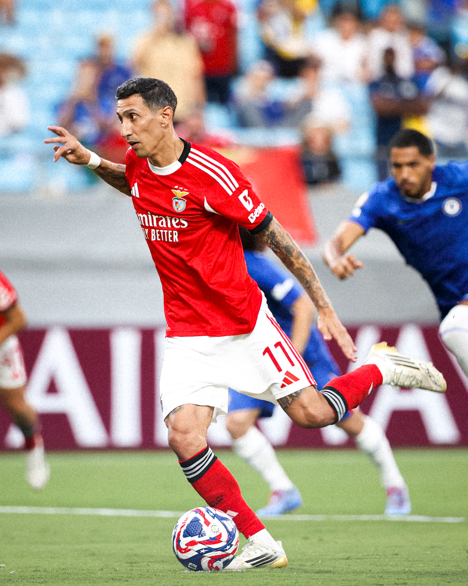 El delantero argentino del Benfica, Ángel Di María, conduce el balón ante la mirada de un defensa del Chelsea.