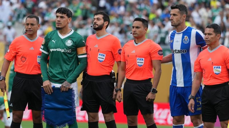 Los árbitros hondureños: Saíd Martínez, Walter López y Christian Ramírez, dirigieron el partido Palmeiras contra Oporto.